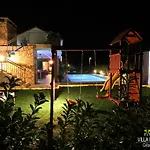 Four Seasons, Heated Pool And 3 En-suite Bathrooms *