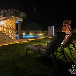 Four Seasons, Heated Pool And 3 En-suite Bathrooms *