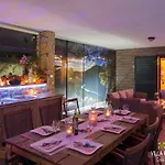 Four Seasons, Heated Pool And 3 En-suite Bathrooms