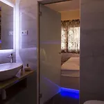 Four Seasons, Heated Pool And 3 En-suite Bathrooms