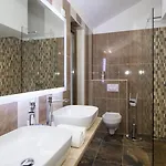 Four Seasons, Heated Pool And 3 En-suite Bathrooms *
