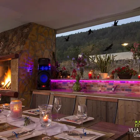 Four Seasons, Heated Pool And 3 En-suite Bathrooms Velika Cista (Split-Dalmatia)