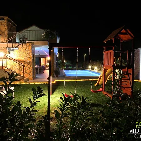 Four Seasons, Heated Pool And 3 En-suite Bathrooms *