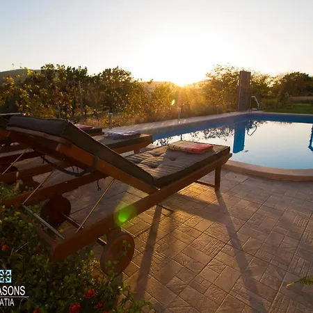 Four Seasons, Heated Pool And 3 En-suite Bathrooms Villa