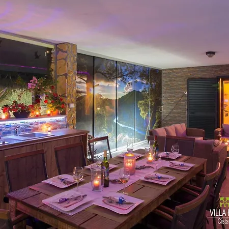 Four Seasons, Heated Pool And 3 En-suite Bathrooms