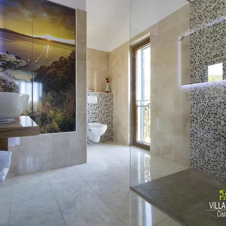 Four Seasons, Heated Pool And 3 En-suite Bathrooms Velika Čista