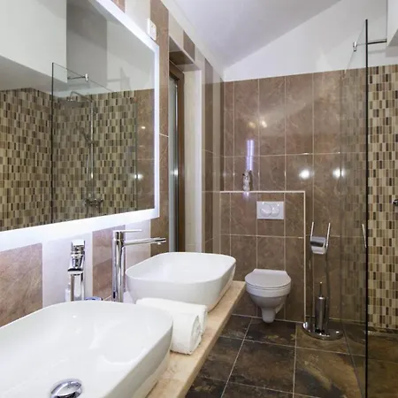 Four Seasons, Heated Pool And 3 En-suite Bathrooms *