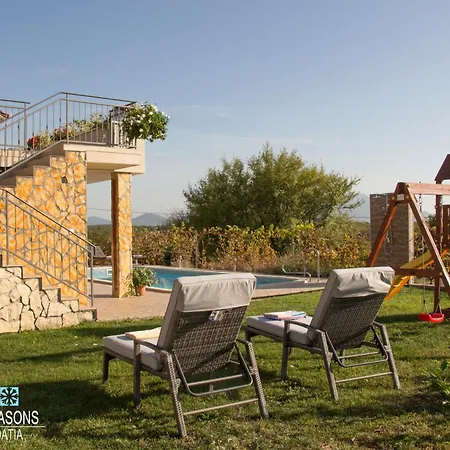 Four Seasons, Heated Pool And 3 En-suite Bathrooms
