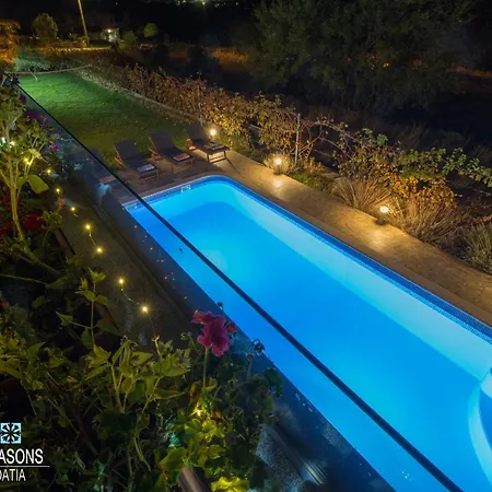 Four Seasons, Heated Pool And 3 En-suite Bathrooms Villa